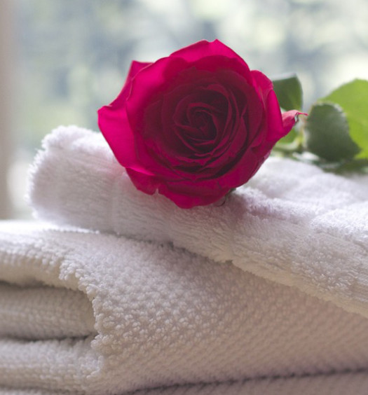 serviette balcnhe décoré d'une rose